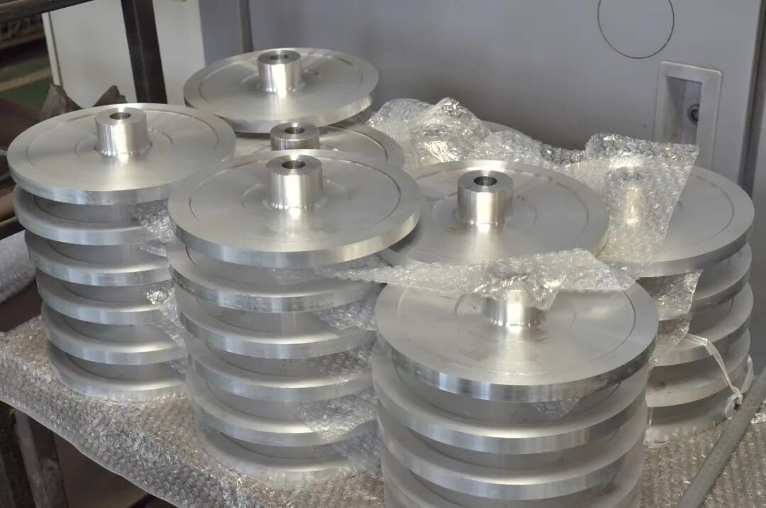 上海金相机械设备有限公司案例:但对客户交付的是成品的仪器,前序的零件生产最终要进入总装车间进行组装,而比对着复杂精密的图纸时,才发现零件对不上。工人只能跑回车间…