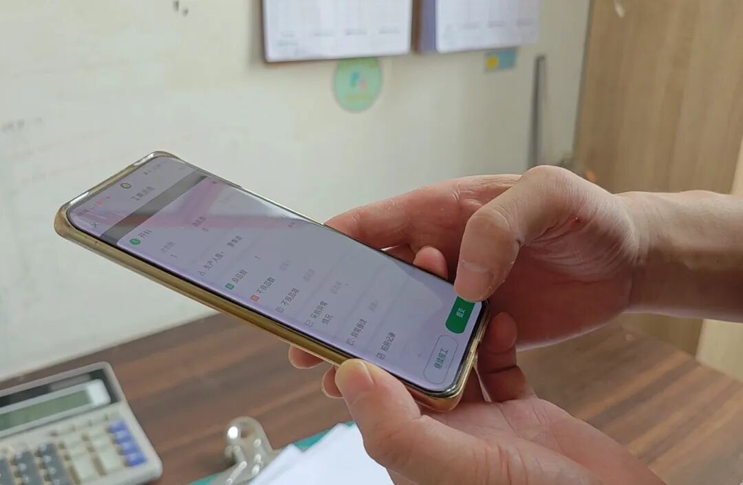 佛山市南海格朗司洁具有限公司案例:黑湖小工单还可以自动将累积的数据进行图表化处理,帮助生产管理人员多维度查看“产量”和“各产品的生产达成率”等数据。一方面防止工作交接时的信息情报遗漏…