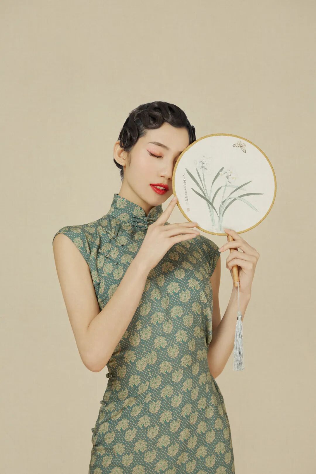 上海亿森服饰案例:定制旗袍看着简单,但做出来并不容易。耗时长,工序多,做一件定制旗袍,少则等上一两个月,多则半年。