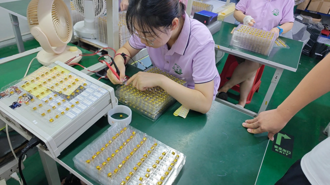 九段电子案例:员工可以根据自己的工段自动报工,根据小工单中设置好不同工序对应的工资单价、计算公式,员工在线实时看到自己的工资,清楚高效。