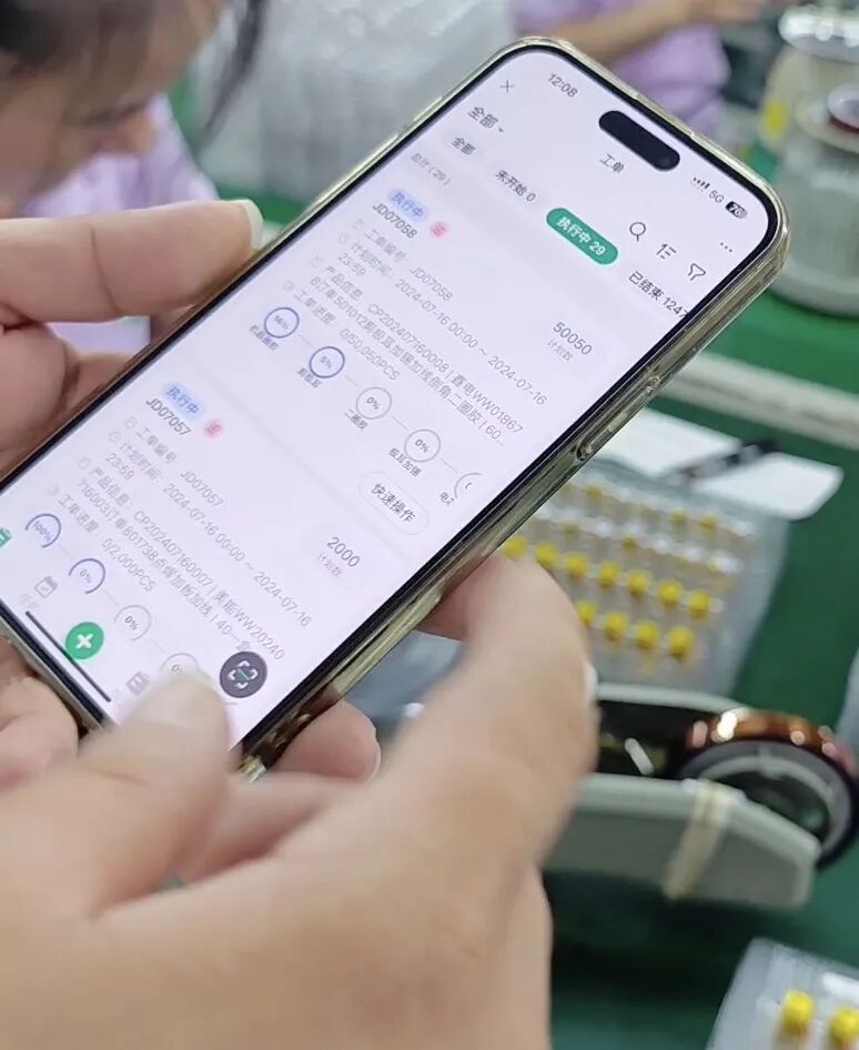 九段电子案例:通过小工单可以将订单分配到每条产线,责任到人。工单的流程细节可以事实告知客户。“有数字化的东西,可以把不信任变成信任,让客户刮目相看”。