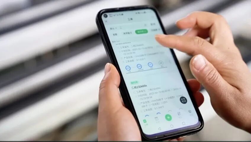 南通万成机电案例：之前我们就是以生产工单开张卡片的形式，然后领物料往下生产，卡片是纸质的，后续还需要人去统计。而小工单全程都是自动化生成的，避免了很多比如遗失、误报的可能性…