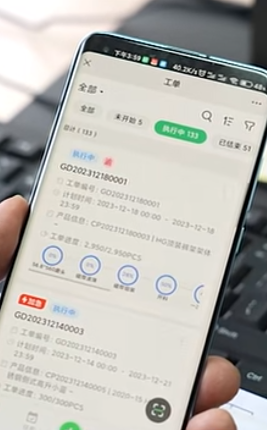 中山市国硕科技有限公司案例:工人现在基本可以做到当天报工,每个员工在小工单有员工账号,生产完可以自己报工,报工数据也可以追溯,及时发现、处理问题。比如订单是一万件,需要一个星期做完…