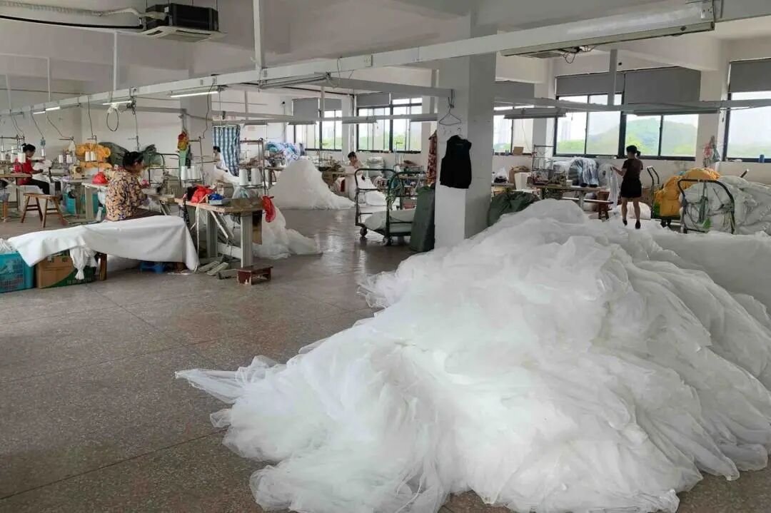 某校服纺织工厂(未披露)案例:老黑最近在浙江拜访了数十家客户,从金属加工、注塑汽配,到服装纺织、智慧城市照明。虽然说不同行业之间遇到的管理难题大致相似,无非是生产数据缺失…