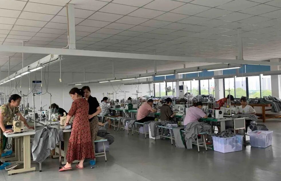 某校服纺织工厂(未披露)案例:比如这家专做校服纺织的工厂,就有一些其他纺织行业不大会碰上的难题。