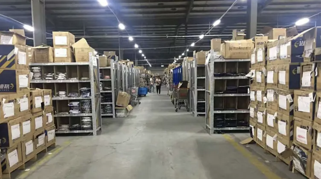 某校服纺织工厂(未披露)案例:一般来说,一个学校的校服,每个尺码都会有10-20%的备货余量,再分男女款,十来个尺码,这备货量就十分可观了。