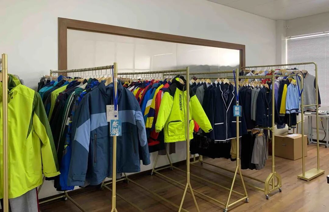 某校服纺织工厂(未披露)案例:再加上现在校服和过去相比,越来越个性化,每个学校校服的款式、版式都不同,即使是同一个学校,每年也会有不同款式,那么去年留下的备货就成了积压的库存。