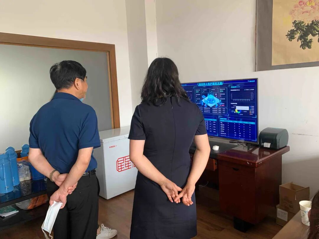 某校服纺织工厂(未披露)案例:所以当采购商看到办公室展示的车间看板大屏时,非常感兴趣:“是不是有了这个就能看到生产进度了?那我们也能看到吗?”“哦原来这些学校都是你们客户啊。”
