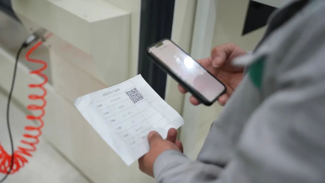 良质关节案例:当某个关键工序的品质不良率触碰预设红线时,黑湖小工单会自动触发预警,将异常情况精准推送到千山岳的手机端。