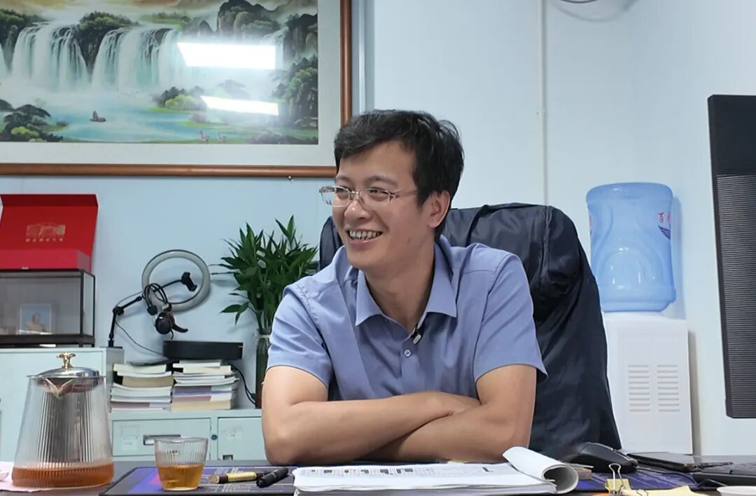 稳锐精密机加案例:稳锐的老板谭荣怀,是个典型的实干家。他坚信,只有不断追求卓越,才能在激烈的市场竞争中站稳脚跟。因此,他投入大量资金引进国外先进的机加工设备…