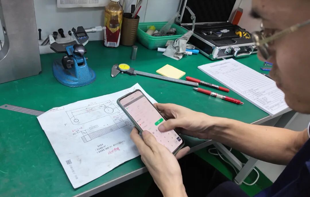稳锐精密机加案例:在没有使用黑湖小工单之前,稳锐面临的一个主要问题是生产进度难以实时掌握,导致订单交付时间难以精确预测。