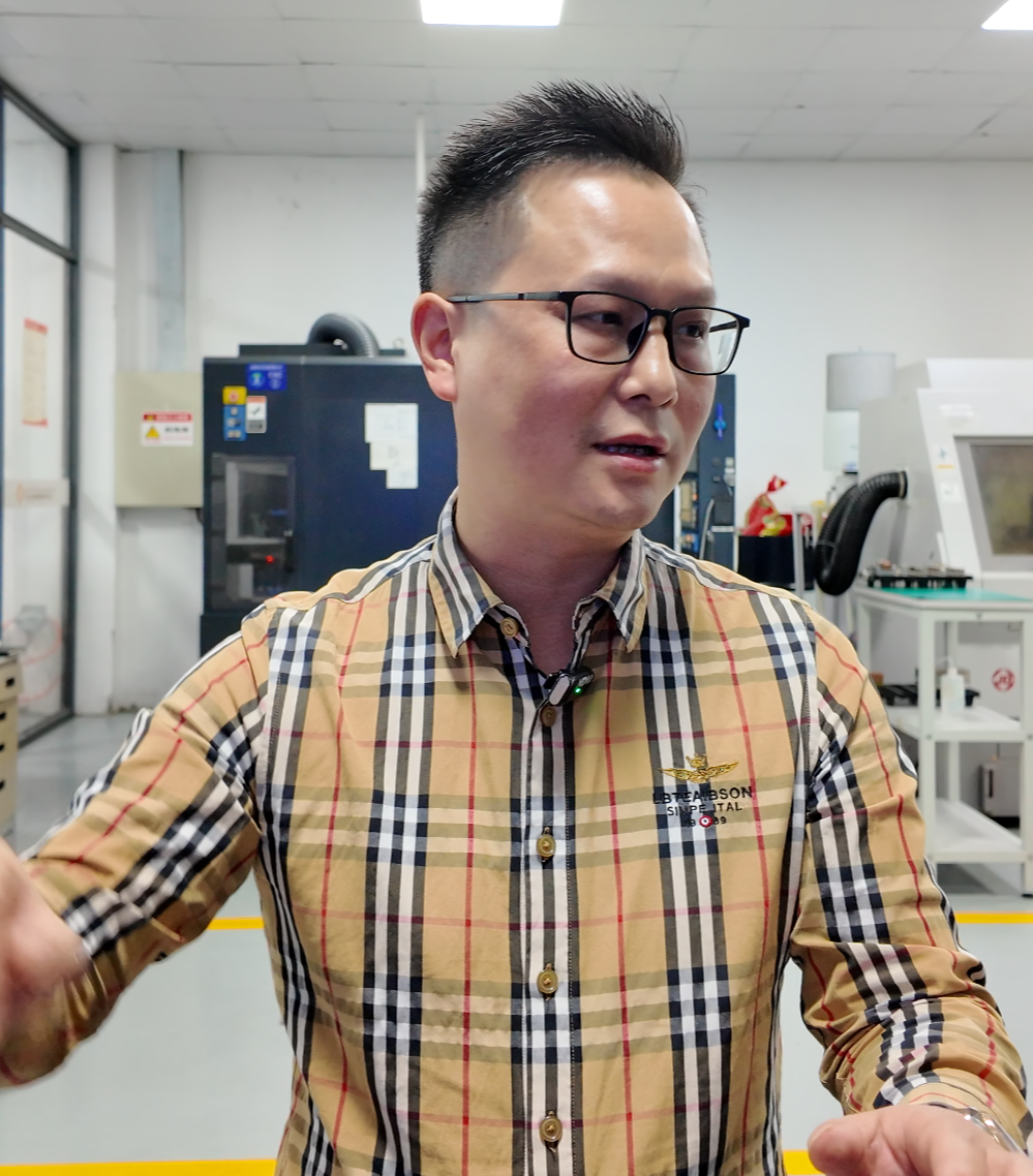 凯信诚精密模具案例:王辉创新的重点是在机械设备更新换代上下工夫,通过“机器提效”,提高生产效率,提升产品质量,降低人工成本。在他的高精密自动化模具生产车间…