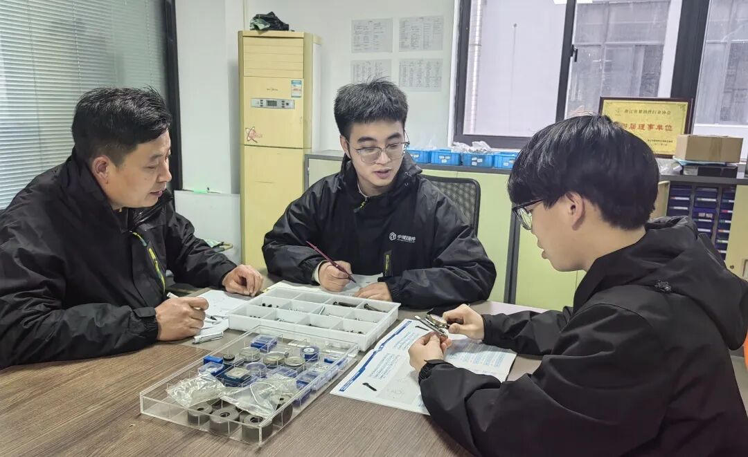 中域紧固件案例:郑吉特没有想过自己这么快就会回到工厂。虽然外界多爱强调温州人的企业家性格,但对他而言,接手自家的工厂并不是既定之路。
