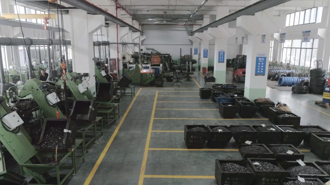 中域紧固件案例:直到有一天,年迈的父亲在他过年回家的时候展示了自己的白发,“那时候我爸也给我演了一出苦情戏,给我看了一下自己的白头发,说自己老了,也挺累的,希望我能回来分担分担”…