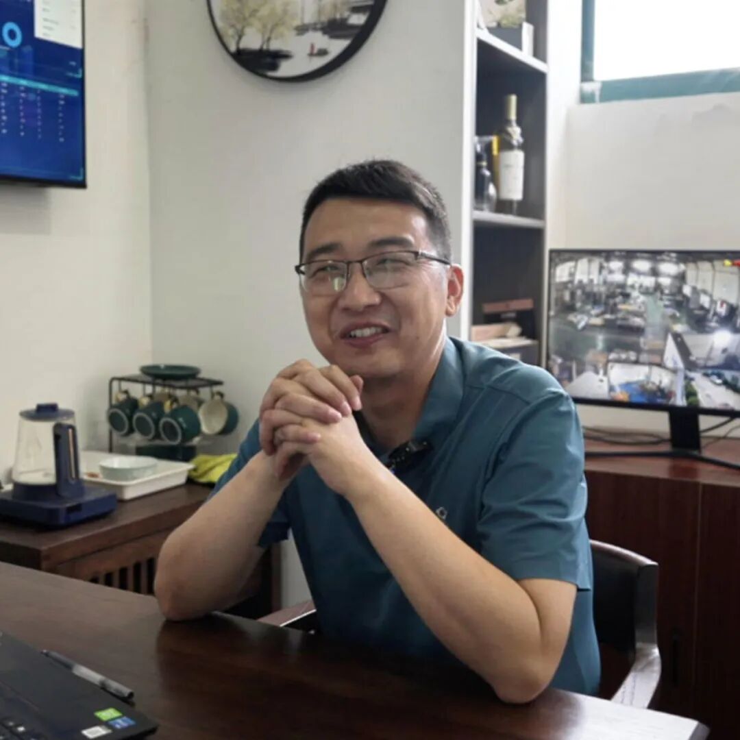 江苏智鑫宸精密科技有限公司案例:在用小工单为工厂管理体系进行数据赋能前,每当产品出现问题需要归责时,距离生产时间往往已经过了一两个月,需要拿着问题产品单号对着一堆纸单翻找半天。