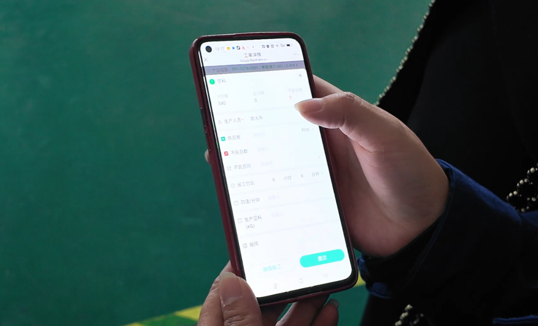 红鑫未来案例:销售下单后,领料就会成为小工单系统中的第一道工序,仓管员会提前收到推送信息,做好物料准备。而车间人员每次领料都严格按照订单要求进行,每托原料对应一个机台…