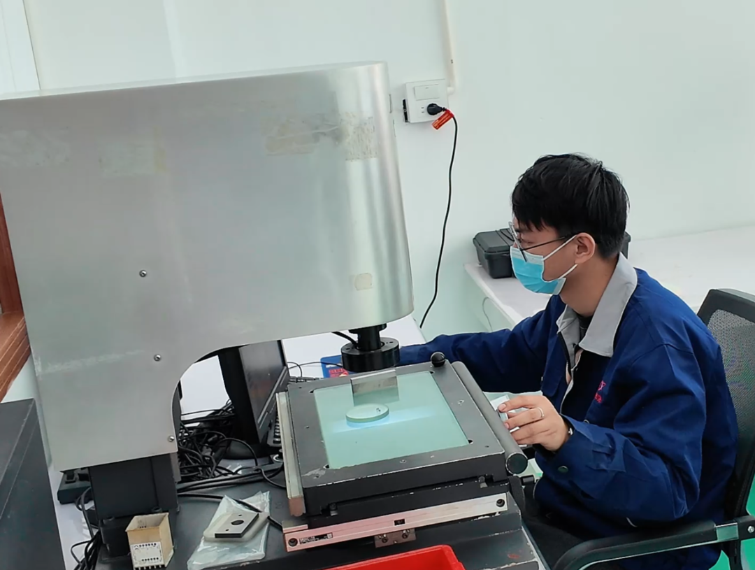 红鑫未来案例:质检后,员工会将不良品的数量和详细的质检数据在小工单系统中一键记录,这样车间主管及相关责任人可以第一时间知道自己的不良率、不良品的原因、异常点等,及时发现问题、纠正问题。